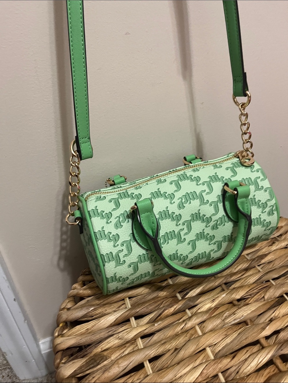 🔴 Juicy Couture Mint Green Logo Barrel Satchel with Heart Charm! HTF! Rare! 🔥 - Picture 7 of 14